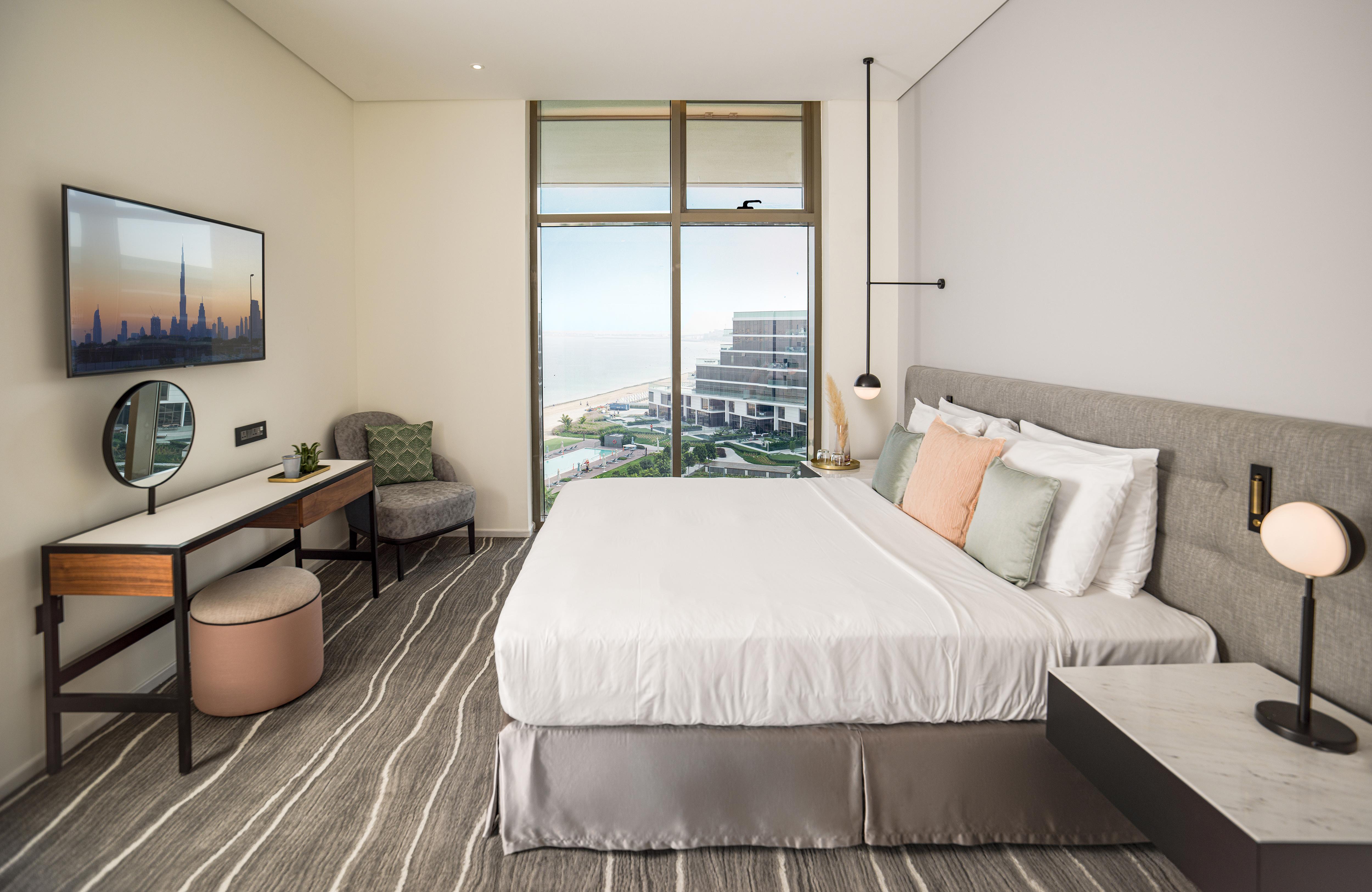 Th8 Palm Dubai Beach Resort, Vignette Collection By Ihg المظهر الخارجي الصورة A bedroom at the hotel