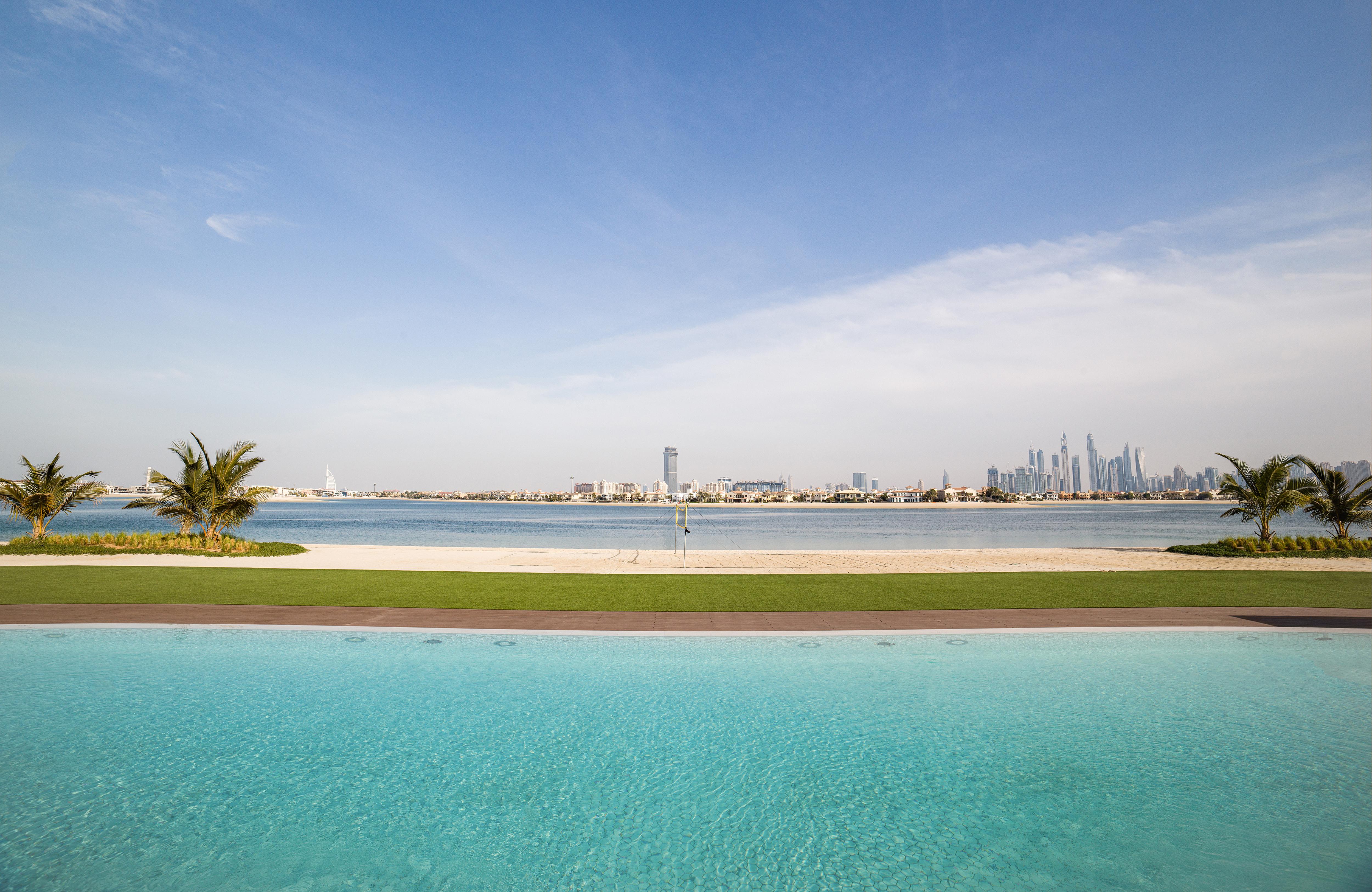Th8 Palm Dubai Beach Resort, Vignette Collection By Ihg المظهر الخارجي الصورة View of Dubai from the pool at Jumeirah Islands