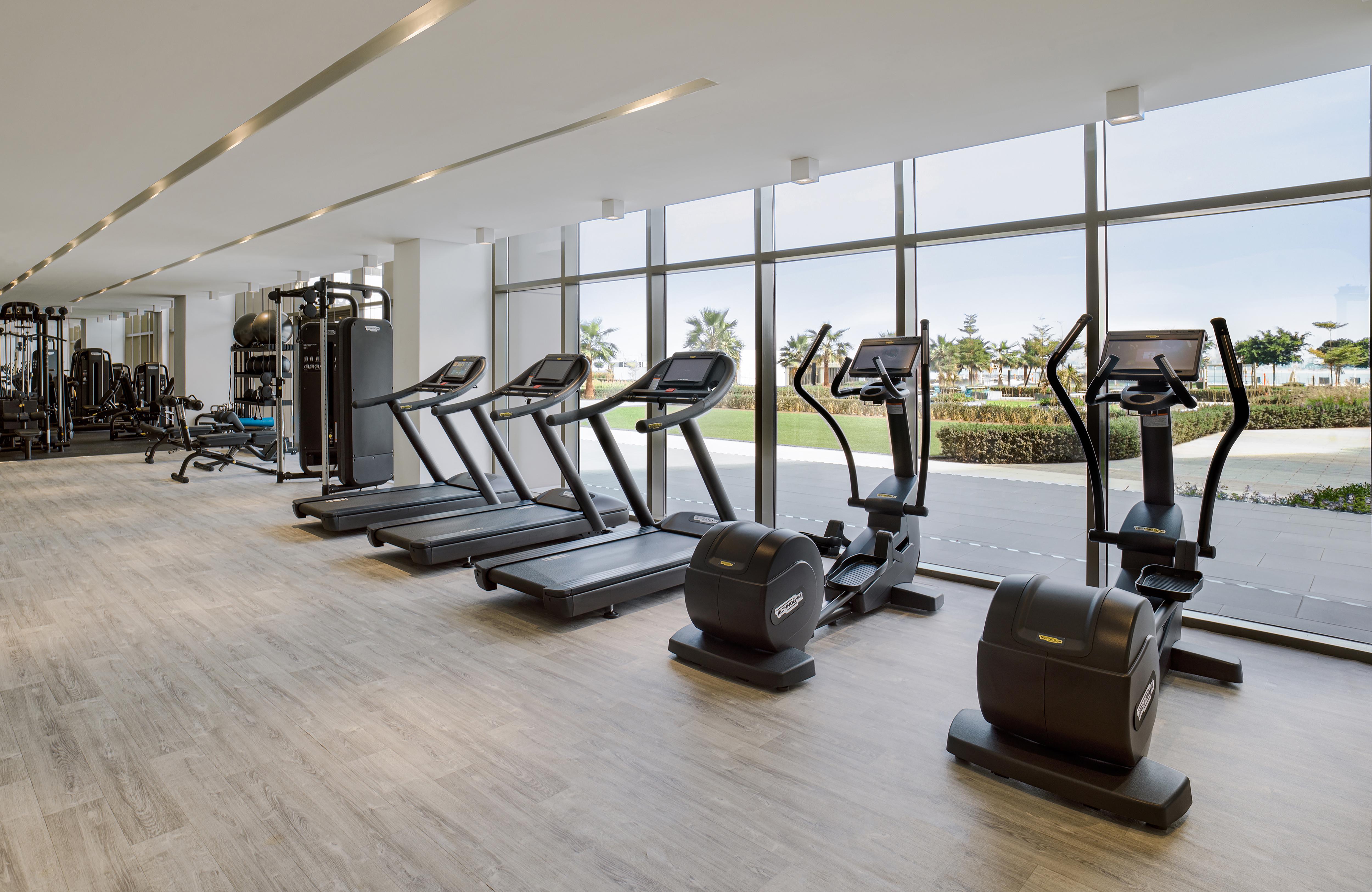 Th8 Palm Dubai Beach Resort, Vignette Collection By Ihg المظهر الخارجي الصورة A gym at the Jumeirah Beach Hotel