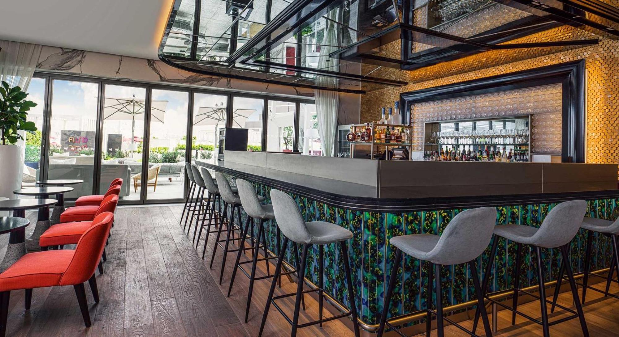 Th8 Palm Dubai Beach Resort, Vignette Collection By Ihg المظهر الخارجي الصورة The bar at the 12th floor