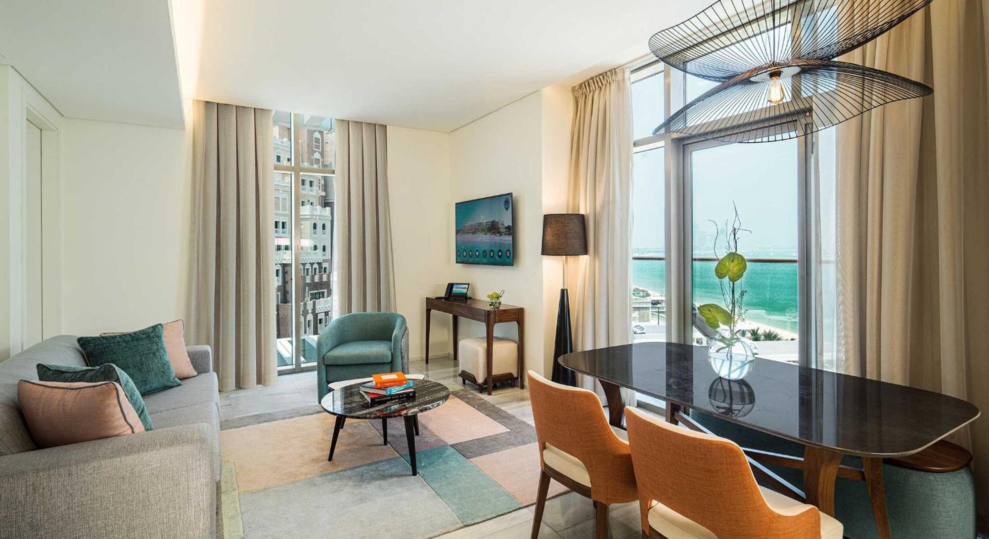 Th8 Palm Dubai Beach Resort, Vignette Collection By Ihg المظهر الخارجي الصورة A living room at the hotel