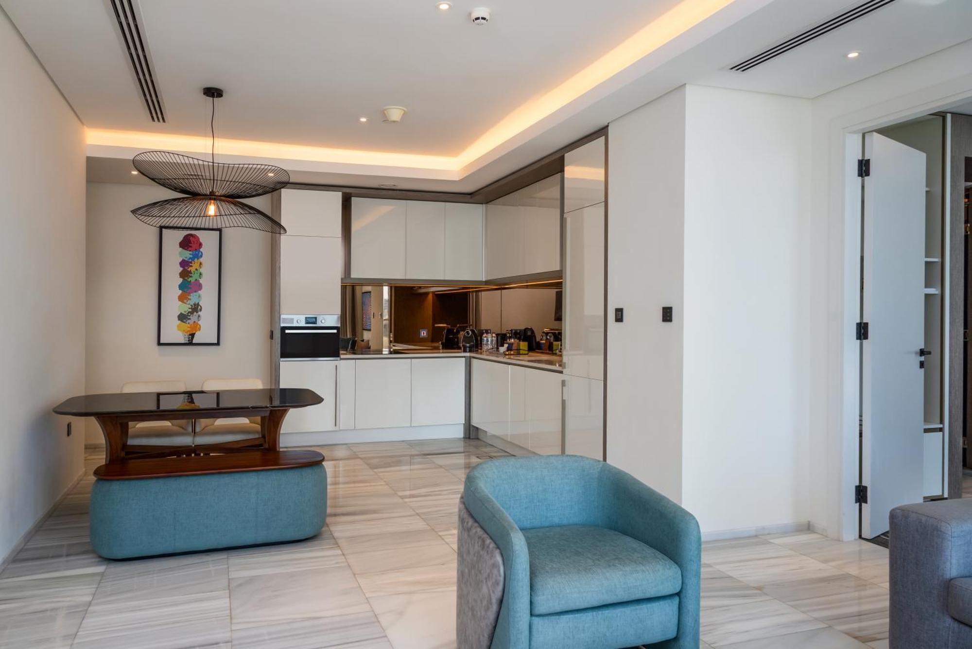 Th8 Palm Dubai Beach Resort, Vignette Collection By Ihg المظهر الخارجي الصورة A kitchen in a serviced apartment in Dubai
