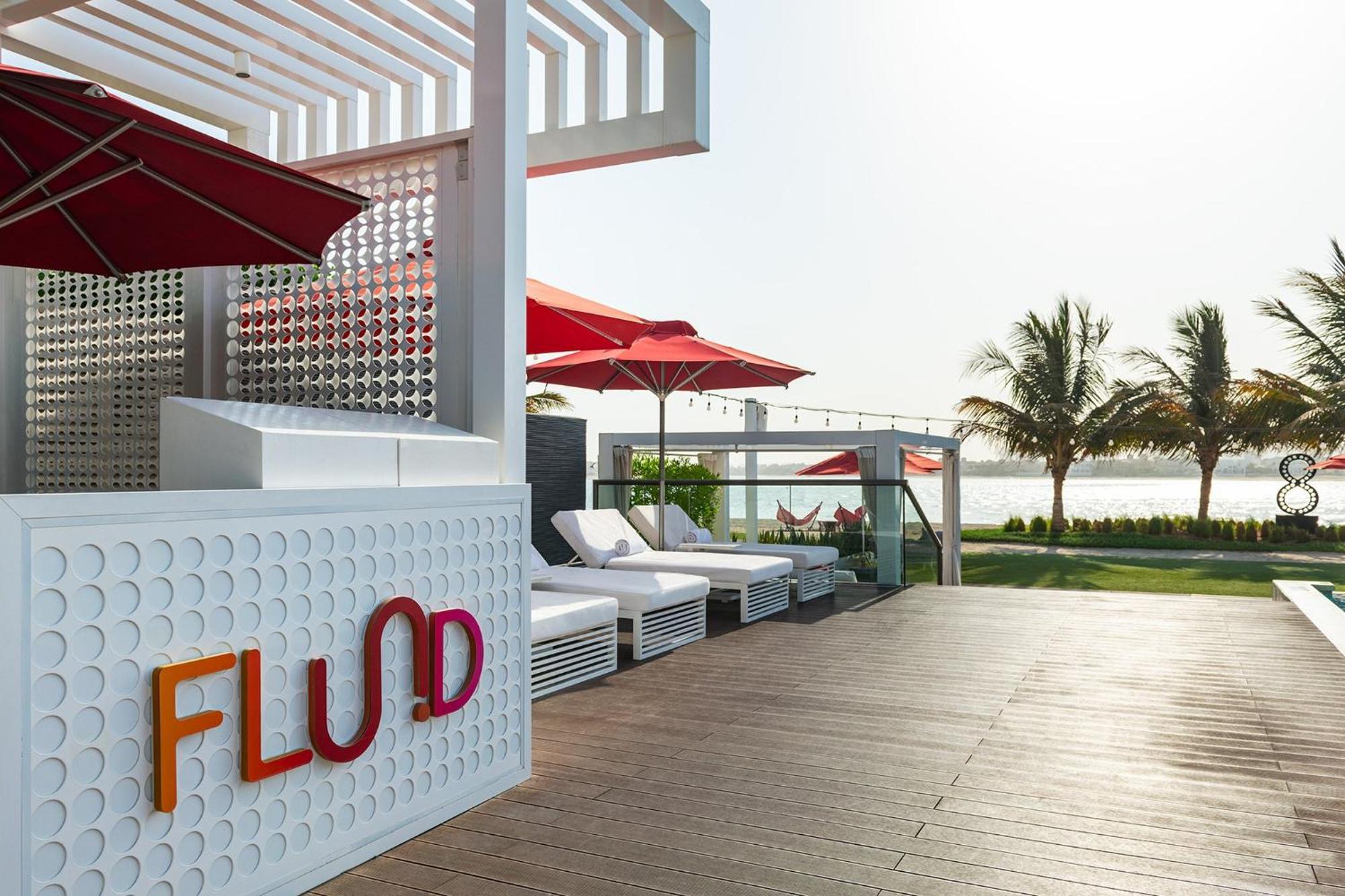 Th8 Palm Dubai Beach Resort, Vignette Collection By Ihg المظهر الخارجي الصورة The pool at the hotel