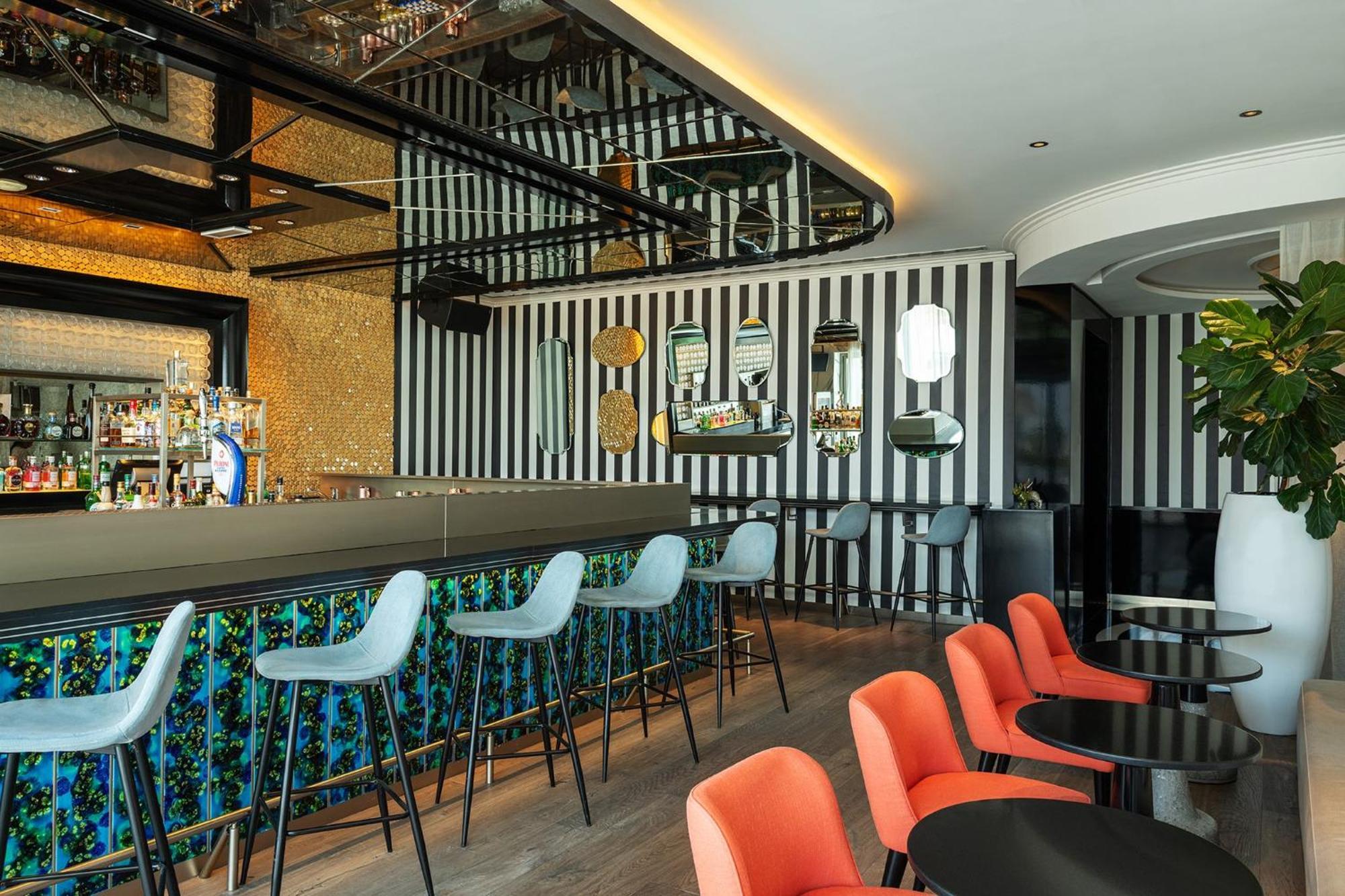 Th8 Palm Dubai Beach Resort, Vignette Collection By Ihg المظهر الخارجي الصورة The bar at the 101 Skybar