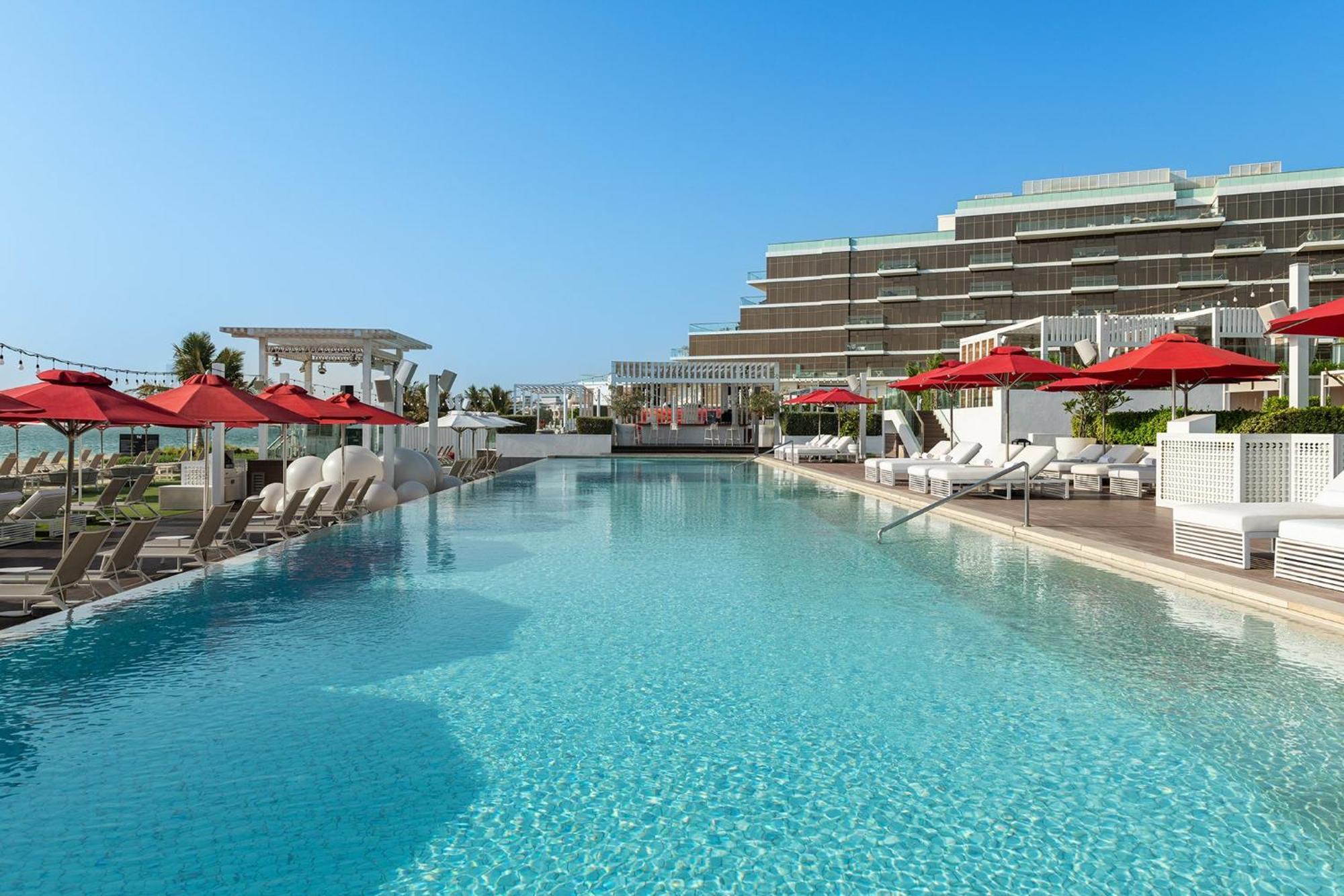 Th8 Palm Dubai Beach Resort, Vignette Collection By Ihg المظهر الخارجي الصورة The pool at the hotel